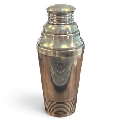 shaker à cocktail en métal argenté sur fond blanc, avec un fond blanc