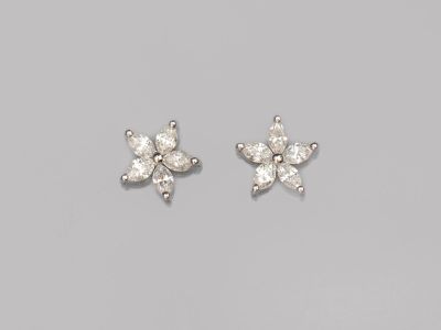 une paire de boucles d'oreilles en diamant