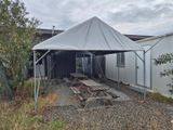une tente installée devant un bâtiment
