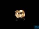un diamant jaune sur fond noir
