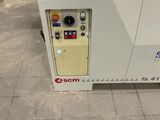 une machine posée par terre dans la pièce