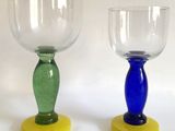deux verres à vin posés l'un à côté de l'autre sur une table