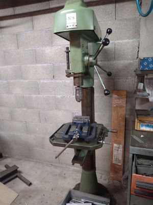 une machine qui se trouve dans un garage