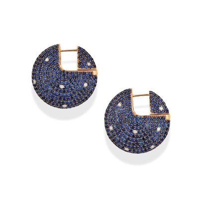 une paire de boucles d'oreilles en saphir et diamant
