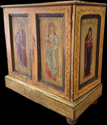 Meuble caisson en bois peint toutes faces à décor de Saints …
