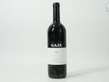 une bouteille de vin posée sur une table