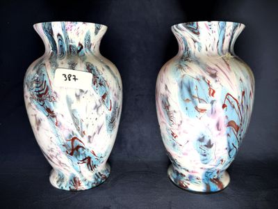 deux vases placés côte à côte sur un fond noir
