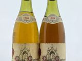 deux bouteilles de vin posées l'une à côté de l'autre sur une table