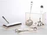 trois articles d'argenterie, à savoir une cuillère, une cuillère et un repose-cuillère