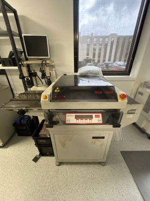 une machine qui se trouve dans le coin d'une pièce