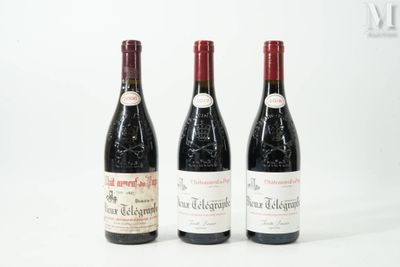 trois bouteilles de vin sont alignées sur une surface blanche