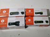 trois boîtes contenant des gadgets électroniques posées sur une table