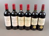 six bouteilles de vin alignées sur une table