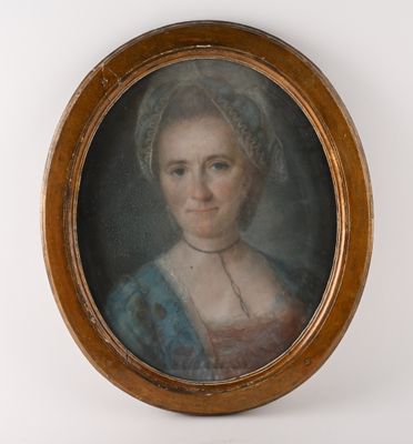 portrait d'une femme en robe bleue, dans un cadre en bois