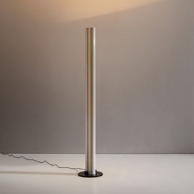 une lampe posée sur une table dans une pièce