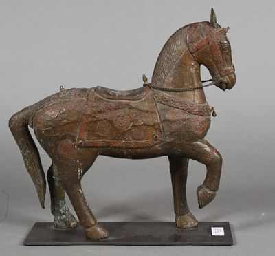 statue d'un cheval portant un harnais sur le dos