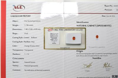 Un grenat "Spessartite" facetté ovale, d'un poids de 1,74 ct…