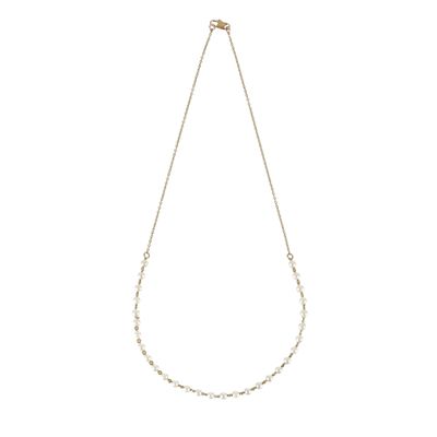 un collier blanc composé d'une chaîne en or et de perles