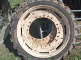un pneu de tracteur posé dans l'herbe