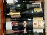 Les bouteilles de vin se trouvent dans un carton posé sur une table