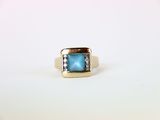 Gros plan sur une bague contenant une pierre bleue