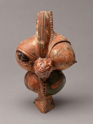 un gros plan d'une figurine en argile sur laquelle est perché un oiseau