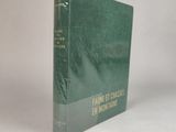 Le livre est vert et comporte des lettres dorées.