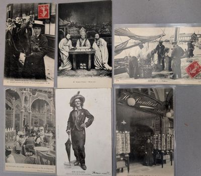 plusieurs vieilles photographies en noir et blanc représentant des hommes et des femmes assis à une table