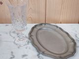 une assiette et un verre posés sur une table