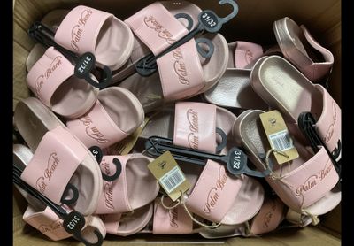 plusieurs paires de chaussures dans une boîte, avec leurs étiquettes