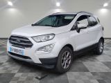 Une Ford Eco-Cross blanche est garée dans une grande pièce