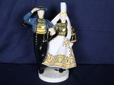 une figurine représentant un homme et une femme en tenue militaire