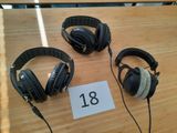 deux casques posés sur une table, avec une étiquette de prix
