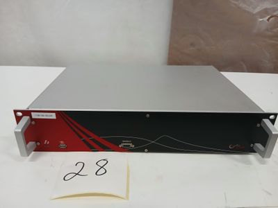 un gros plan d'un appareil électronique argenté et rouge posé sur une table
