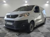 la camionnette blanche est garée dans une grande pièce au sol en damier