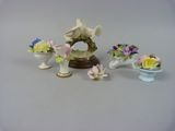 trois vases remplis de fleurs, posés sur une table