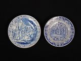 deux assiettes ornées de motifs bleus et blancs sur un fond noir