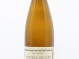 gros plan d'une bouteille de vin sur fond blanc