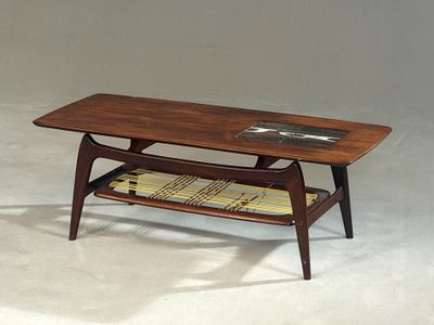 une table basse sur laquelle se trouve un porte-revues