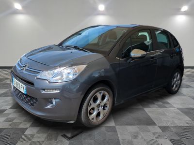 la voiture grise est garée dans le garage sur le sol en damier