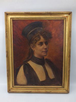 portrait d'une femme en robe noire et chapeau