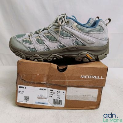 a pair of shoes that are on top of a box