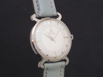 gros plan d'une montre sur fond noir