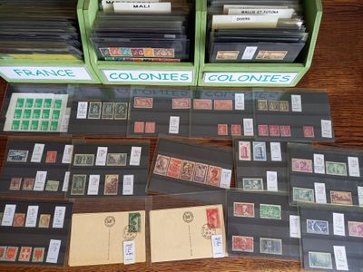 de nombreux types de timbres sur la table