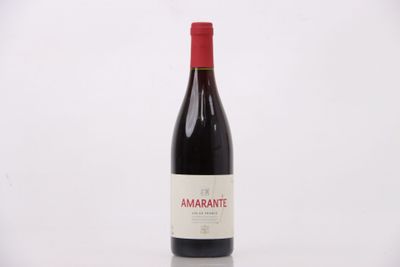 une bouteille de vin rouge posée sur une table blanche