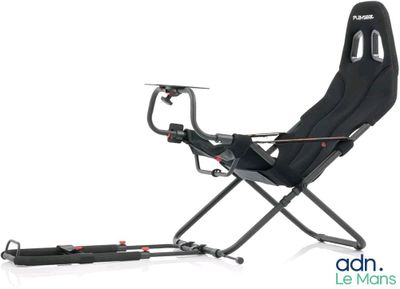 un gros plan d'un fauteuil de gaming sur fond blanc
