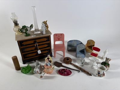 un grand nombre d'objets posés sur une table