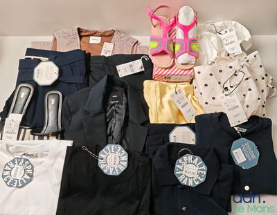 une boîte remplie de vêtements et une paire de ciseaux