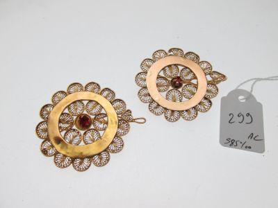 une paire de boucles d'oreilles en or et en grenatite