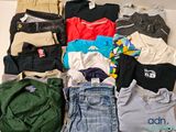 une pile de vêtements posée sur une table